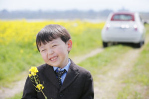 O様の七五三前撮り、スーツで菜の花ロケ1