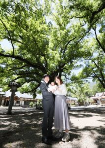 M様のお宮参り写真 大麻比古神社ロケ 家族3人で