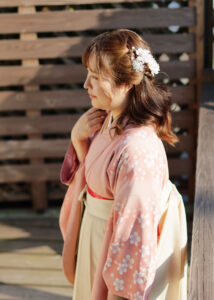 K様の卒業記念袴写真-庭にて