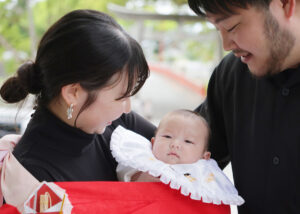 S様のお宮参り写真、神社でロケ撮影